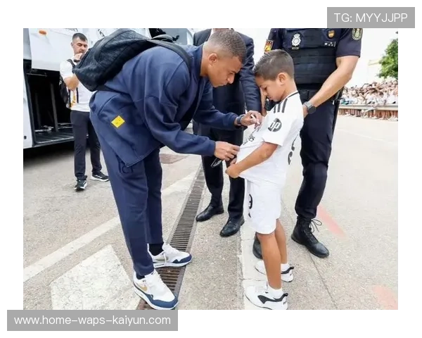 姆巴佩被拍到偷偷给小球迷让路，超暖