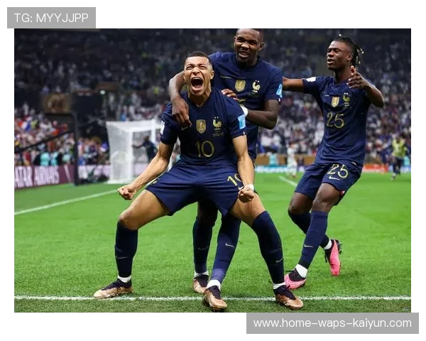 姆巴佩与偶像合影，童年梦想实现感言动人